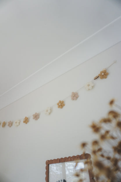 Daisy Chain Bunting ~ Neutral