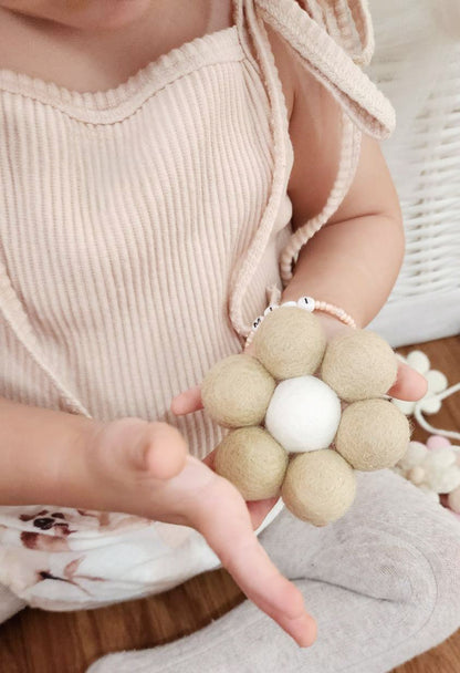 Pom-Pom Felt Daisies