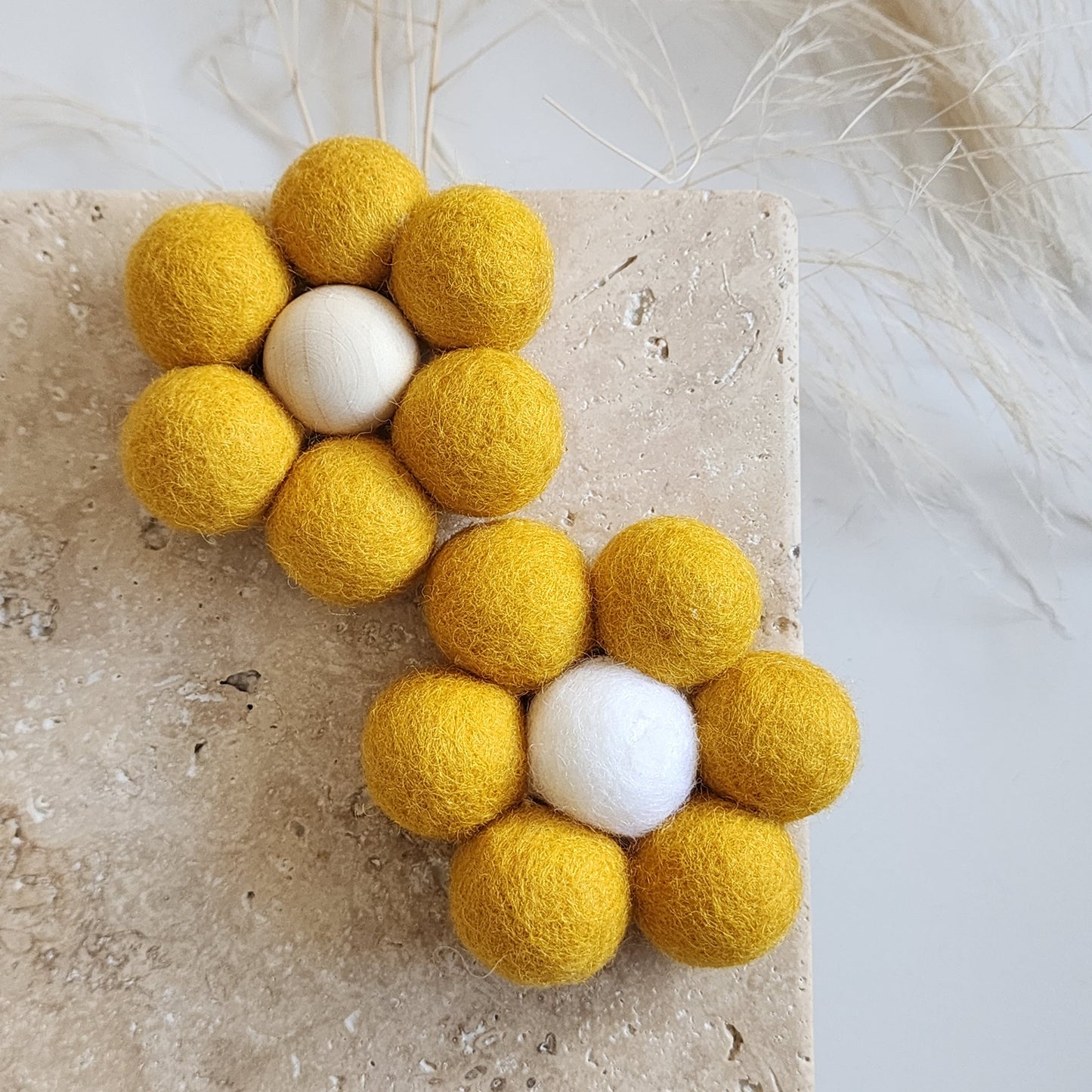 Pom-Pom Felt Daisies